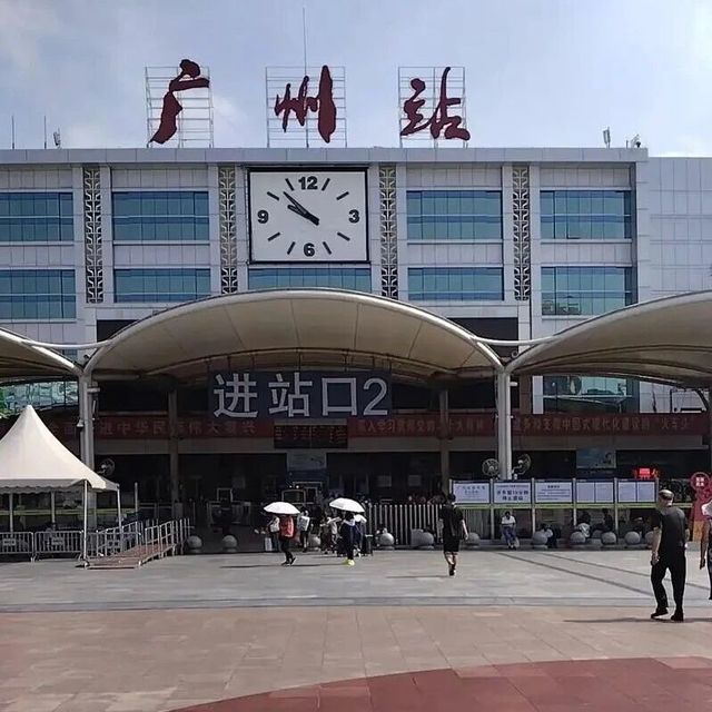 2025国庆超230亿人次普速列车推“硬卧代硬座”，单节车厢运力提升至100人