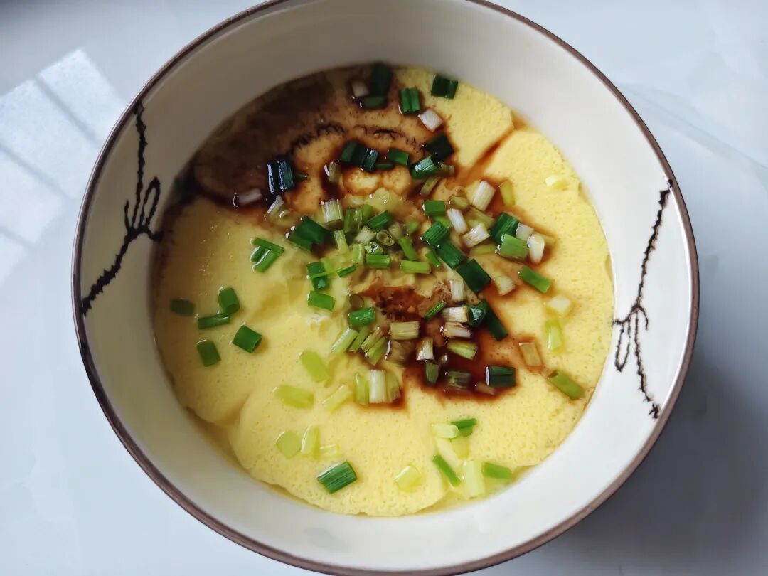 两个人的家常午餐:蒸鸡蛋+猪肉煸四季豆，荤素搭配，营养均衡