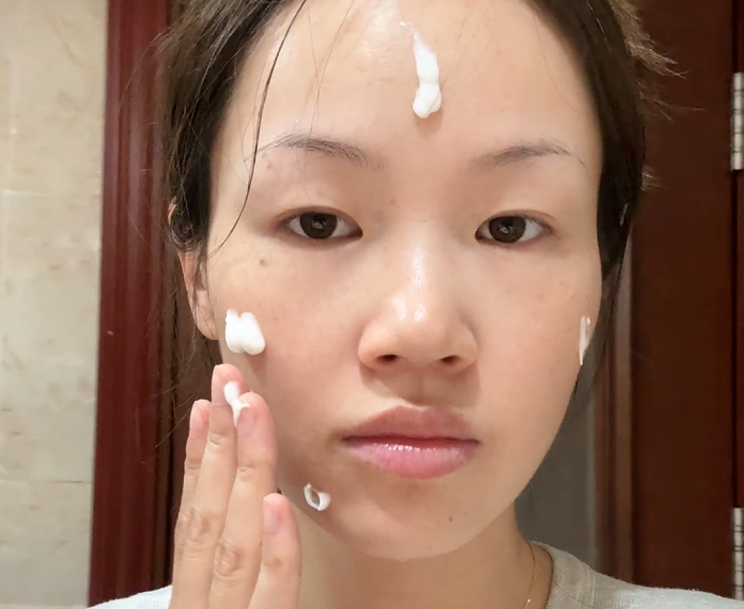 NO.430面霜测评：大宝VC精华乳，超便宜的白白精华~