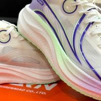 贵人鸟新款跑鞋颜值与实用兼备