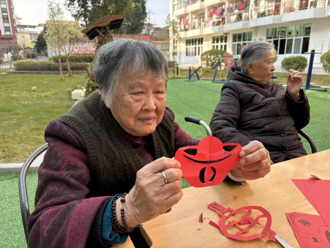 “赓续千年文脉,点亮时代新春”寒假社会实践(六)|纸暖桑榆:非遗传情暖新春