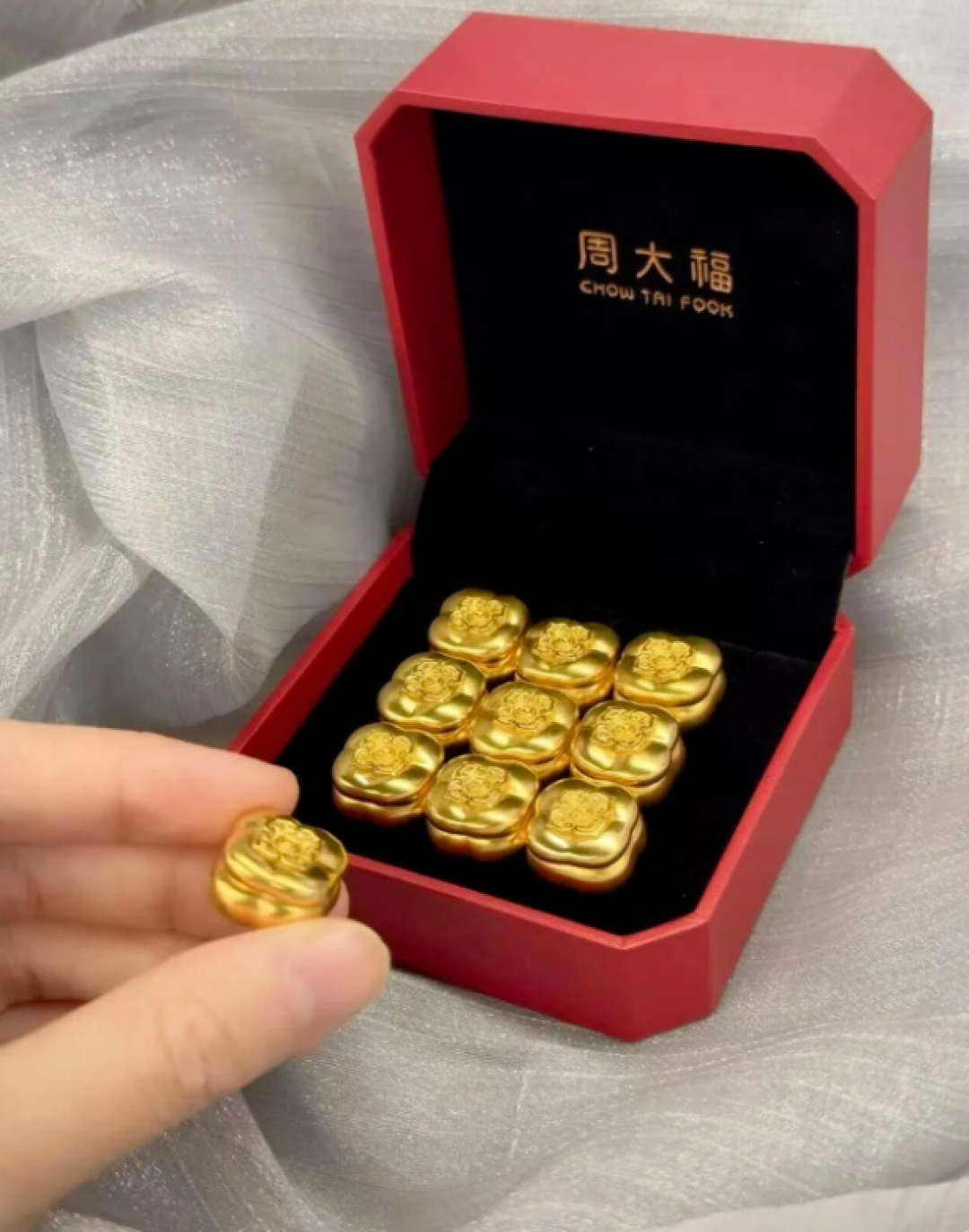 刚才被我哥上了一课。他说,你拿1万2去买黄金,能买13克,金价涨1块,赚13;但你要是拿1万2去买白银能买1000克,银价涨1块,你就赚1000!