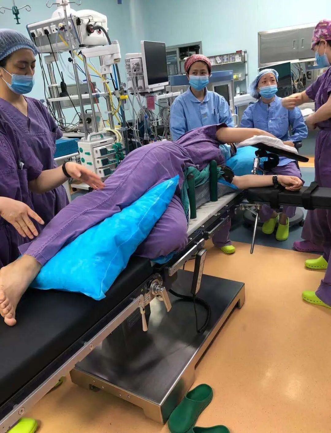 都说手术床太窄容易掉下去？手术室护士：你想多了......