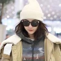 看了宋佳的日常穿搭，羽绒服不配半身裙、高跟鞋，才更高级有型！