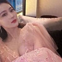 张馨予太丰满了，穿深V裙兜不住好身材，可以驾驭不同风格穿搭！