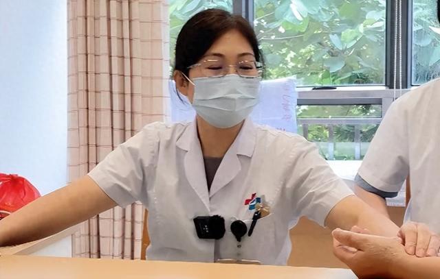 人到中年睡不好，中医教你：睡前捏捏这里，把好睡眠“捏”回来