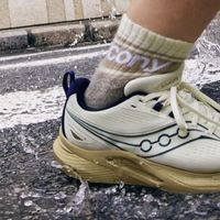 大体重跑鞋选购：别再迷信过时的“踩屎感”，保护膝盖看这三点！