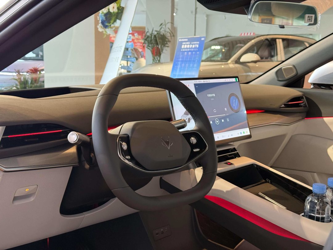 实车到店!2026款极狐阿尔法S5,这次带来了新对手最想要的增程版