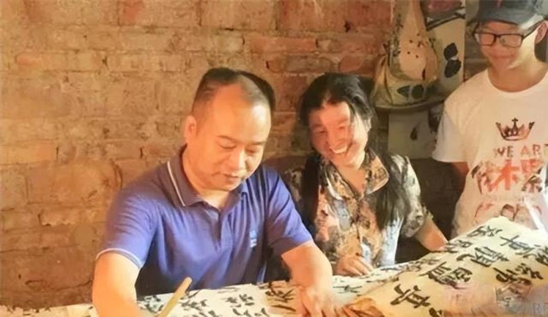 农妇苦练书法20年,一夜成名,专家评价:字体结构错误,毫无美感