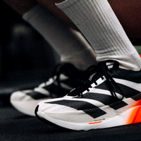 举着杠铃加速跑🏋阿迪达斯首款“真正混合型运动鞋”