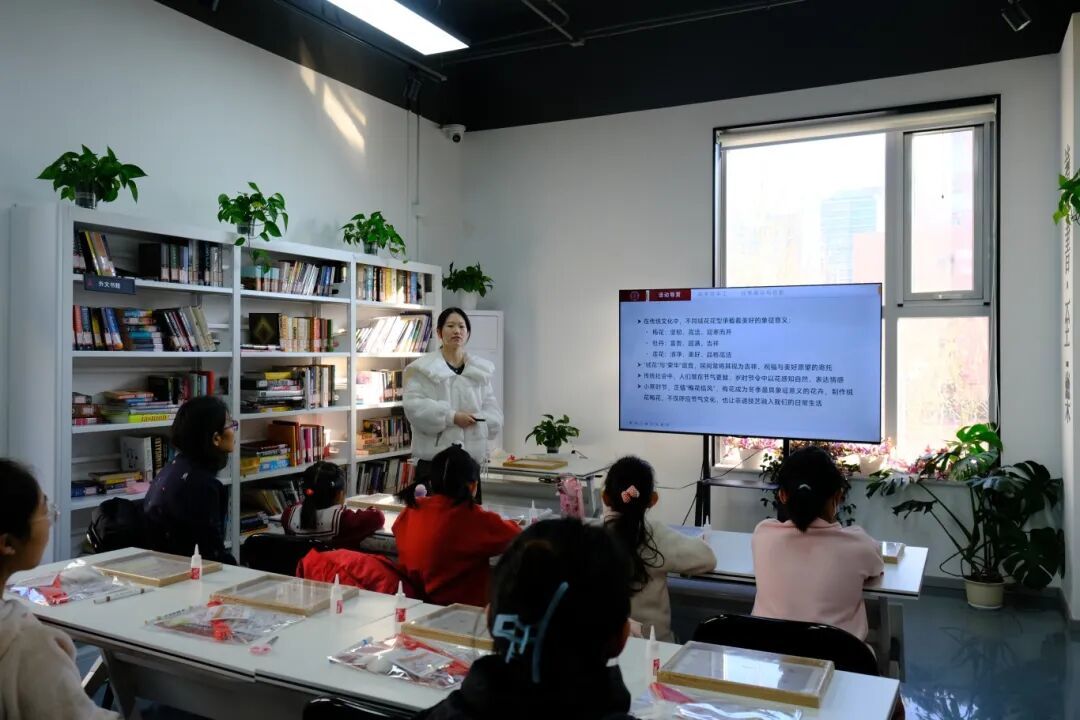指尖生花,小寒寻梅——非遗绒花体验活动温暖冬日书屋