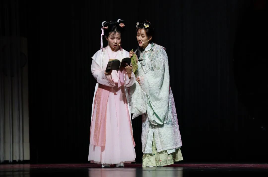 精彩回顾 | 古典文学启蒙亲子舞台剧《红楼春趣》陪孩子们度过愉快周末