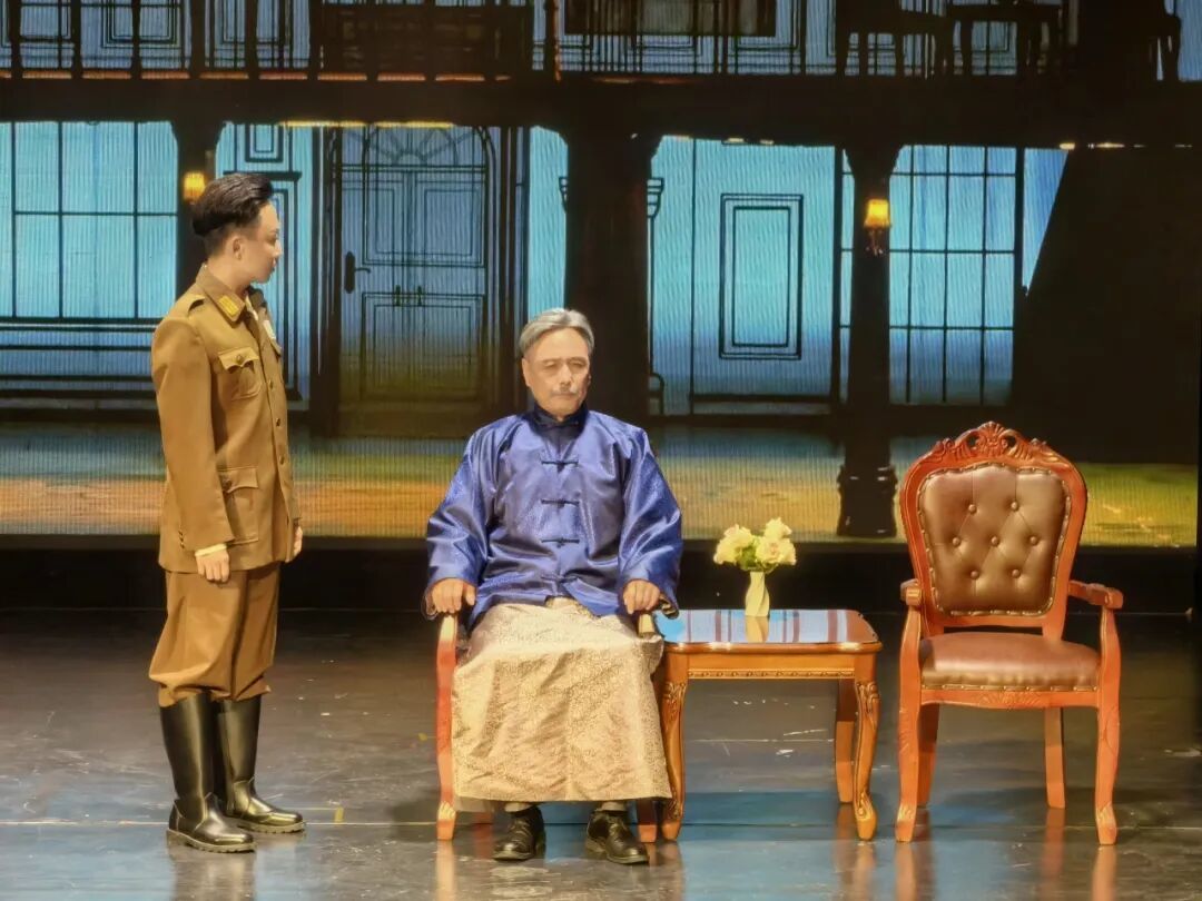 【行走的思政课】剧作如镜映百年津韵，亲子共赏植家国情怀——益中学校观看话剧《大饭店》研学活动
