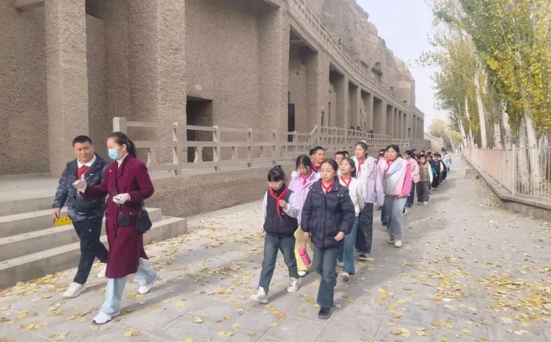 【奋进校园】触摸千年文脉 研学点亮童心——瓜州县沙河乡中心小学部分师生赴敦煌开展研学实践主题教育活动