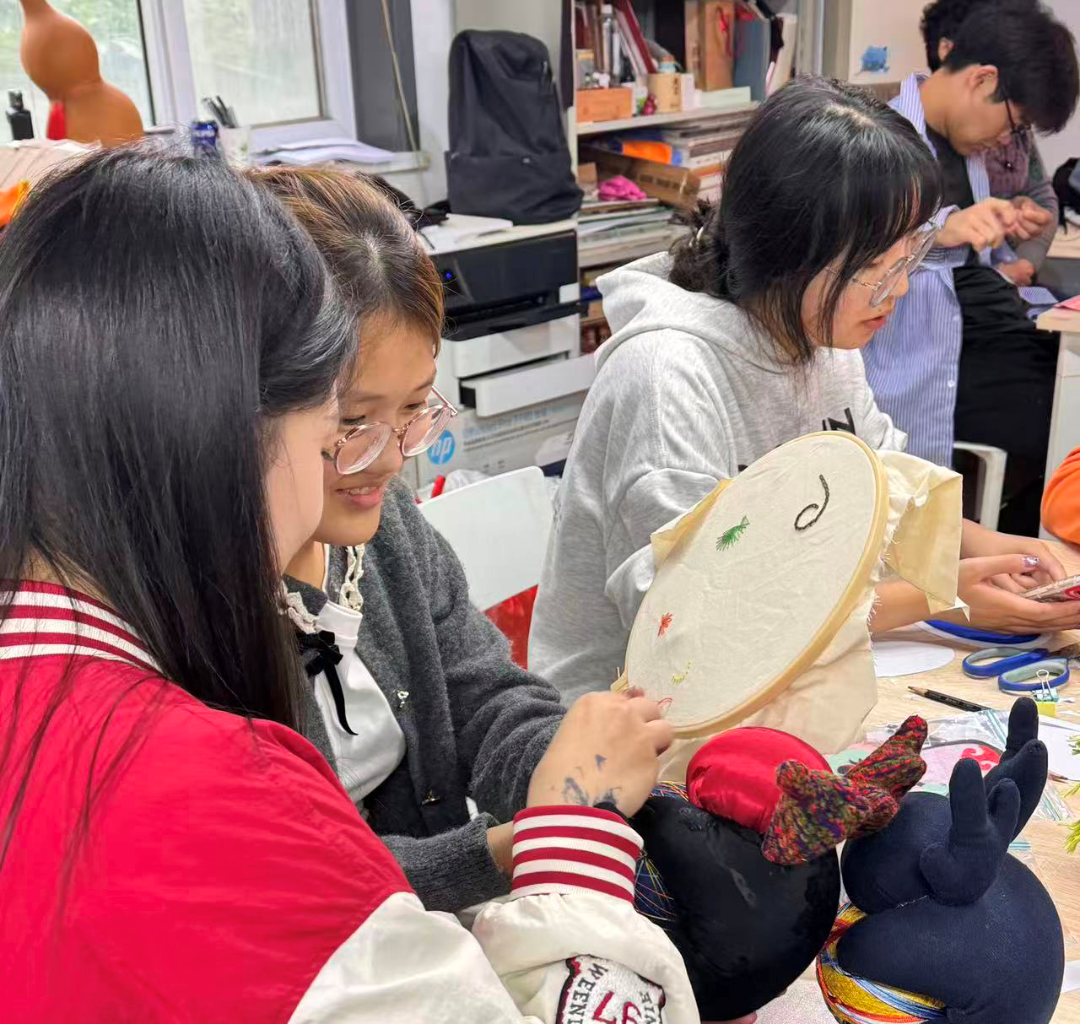 非遗进美院丨汴绣大师程曼萍现场汴绣教学精彩回顾