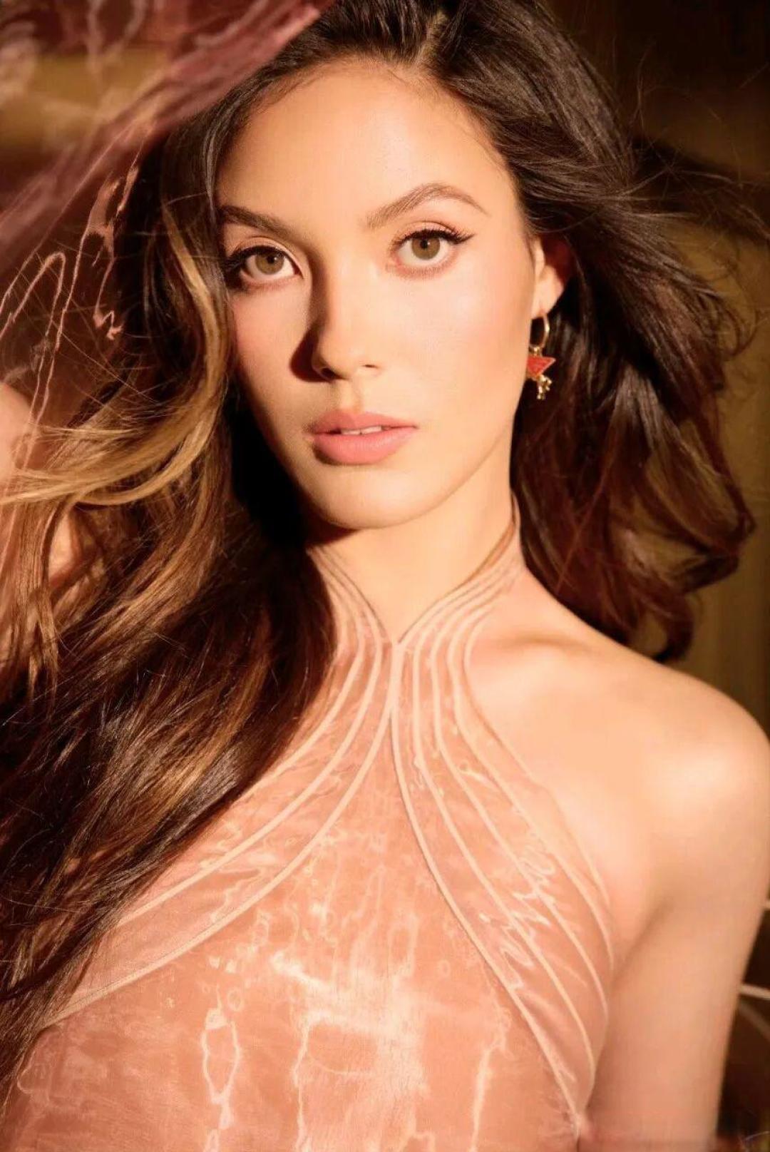 谷爱凌元宵节发一组时尚大片太美了