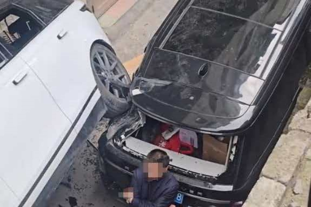 路虎倒车错把油门当刹车:剐蹭途乐后坠下台阶 又砸中另一辆路虎
