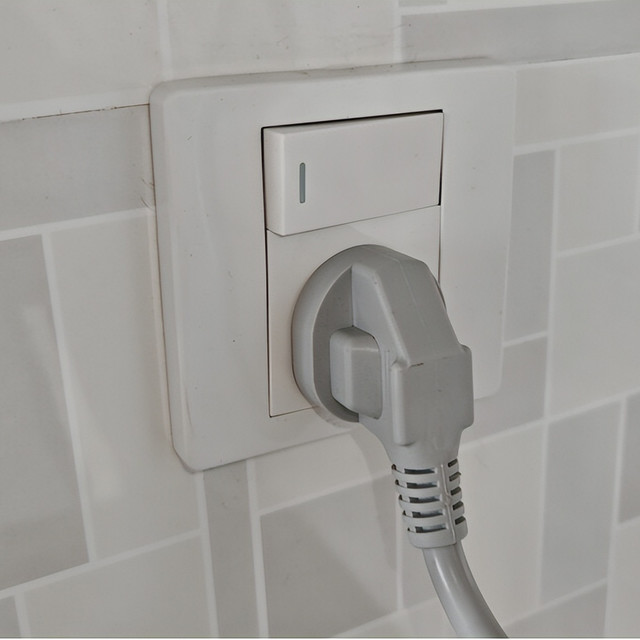 再好的电热水器也要断电使用，十几万的新能源车都控制不好