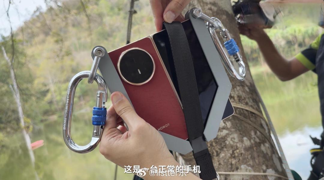 70公斤真人滑索挑战成功!荣耀MagicV6重新定义折叠屏强度