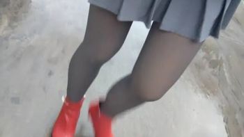 灰色裙和灰透肤裤袜的搭配，妥妥的同色系列