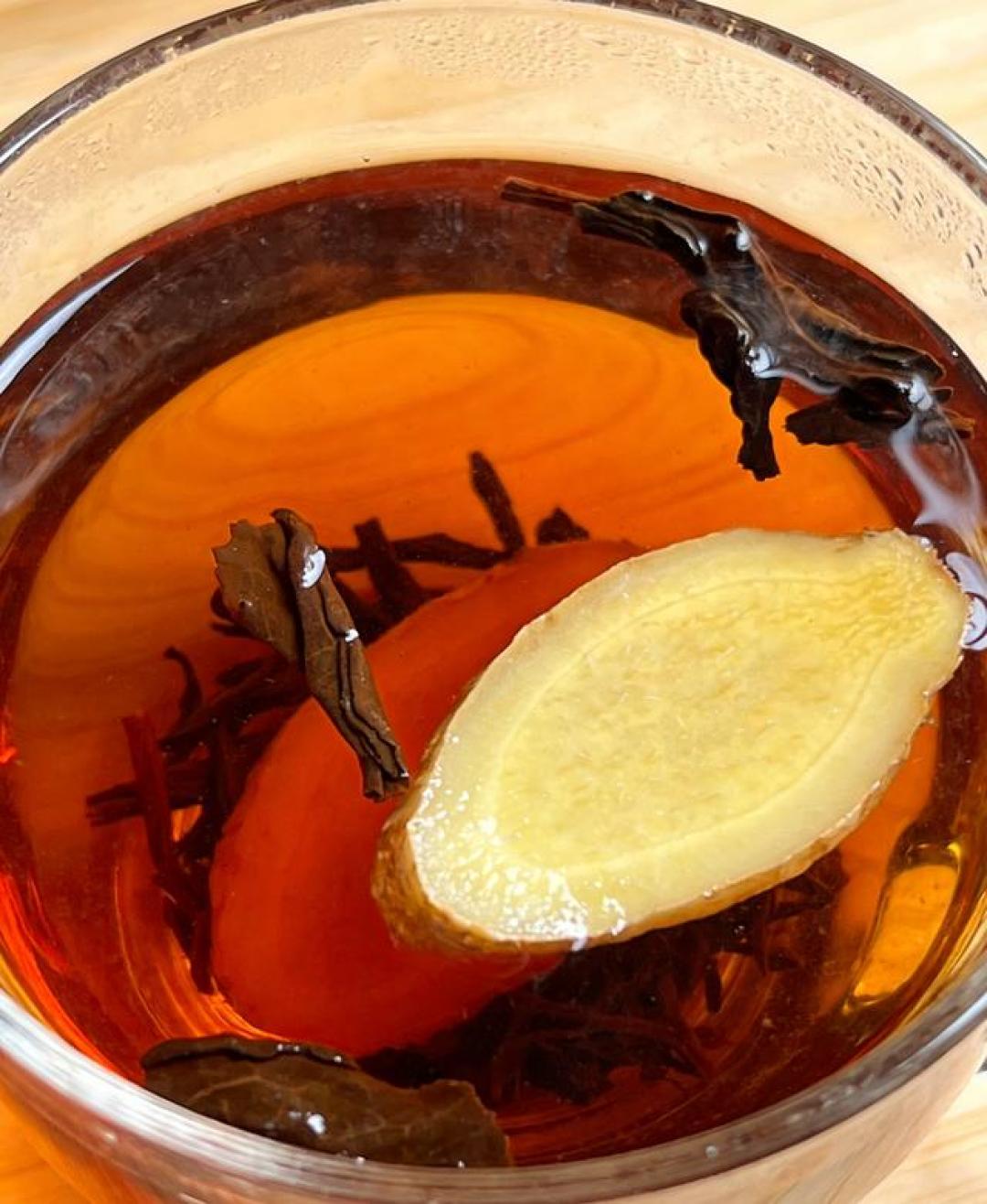 生姜配茶叶,老一辈的方法太厉害!每天一杯,去湿、舒肠、精神足