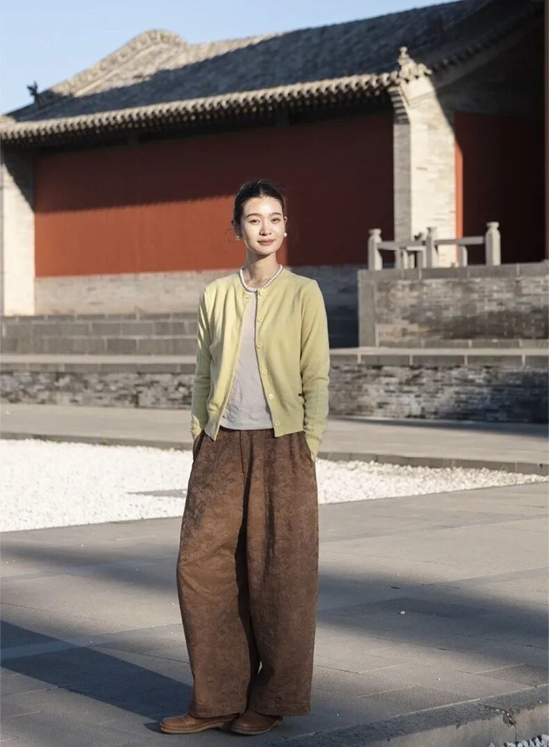 开春流行一种穿搭，叫“懒人风”，不过分紧绷时髦，大方简约很松弛