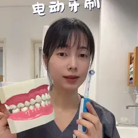 今天诊所不忙，给大家看看在瑞典我们是如何给病人做自动牙刷口腔卫生指导。
·正确示范：70度斜放 + 缓慢平移。”
•零压力： “千万不要用力按压牙刷，让刷毛自己工作，你只需要轻触。
提醒：电动牙刷的频率是手动的好几百倍，你动得越快，刷得越不干净.#自动牙刷 #刷牙的正确方法 #瑞典 #口腔健康