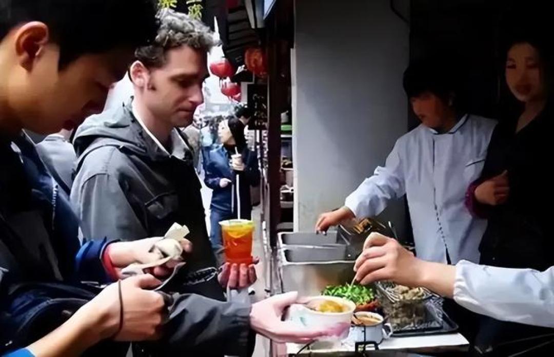 免签老外回国后绝食:中国饭太香,白人饭吃不下!
