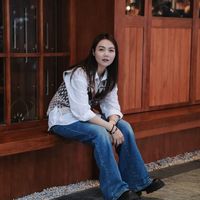 40+女人，穿白衬衫+牛仔裤拍照，极简永不过时