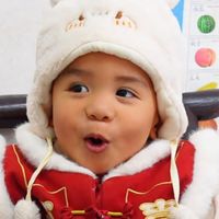 去年凯凯的爬爬服穿不了了，奶奶用针线缝一缝改成外套给他！