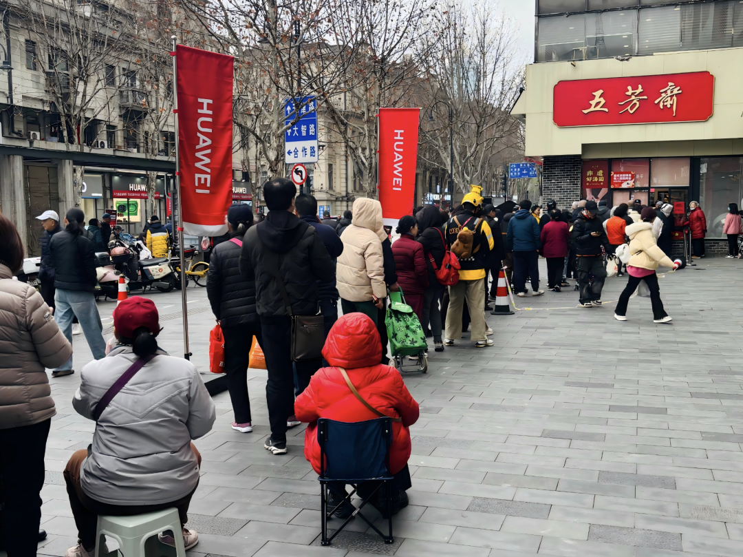 仪式感拉满!冷风中,武汉街头排起200米长队,自带小板凳,一等3小时