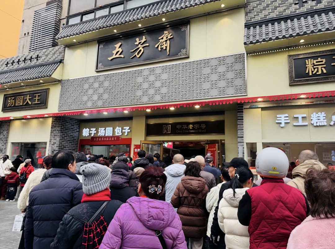 仪式感拉满!冷风中,武汉街头排起200米长队,自带小板凳,一等3小时