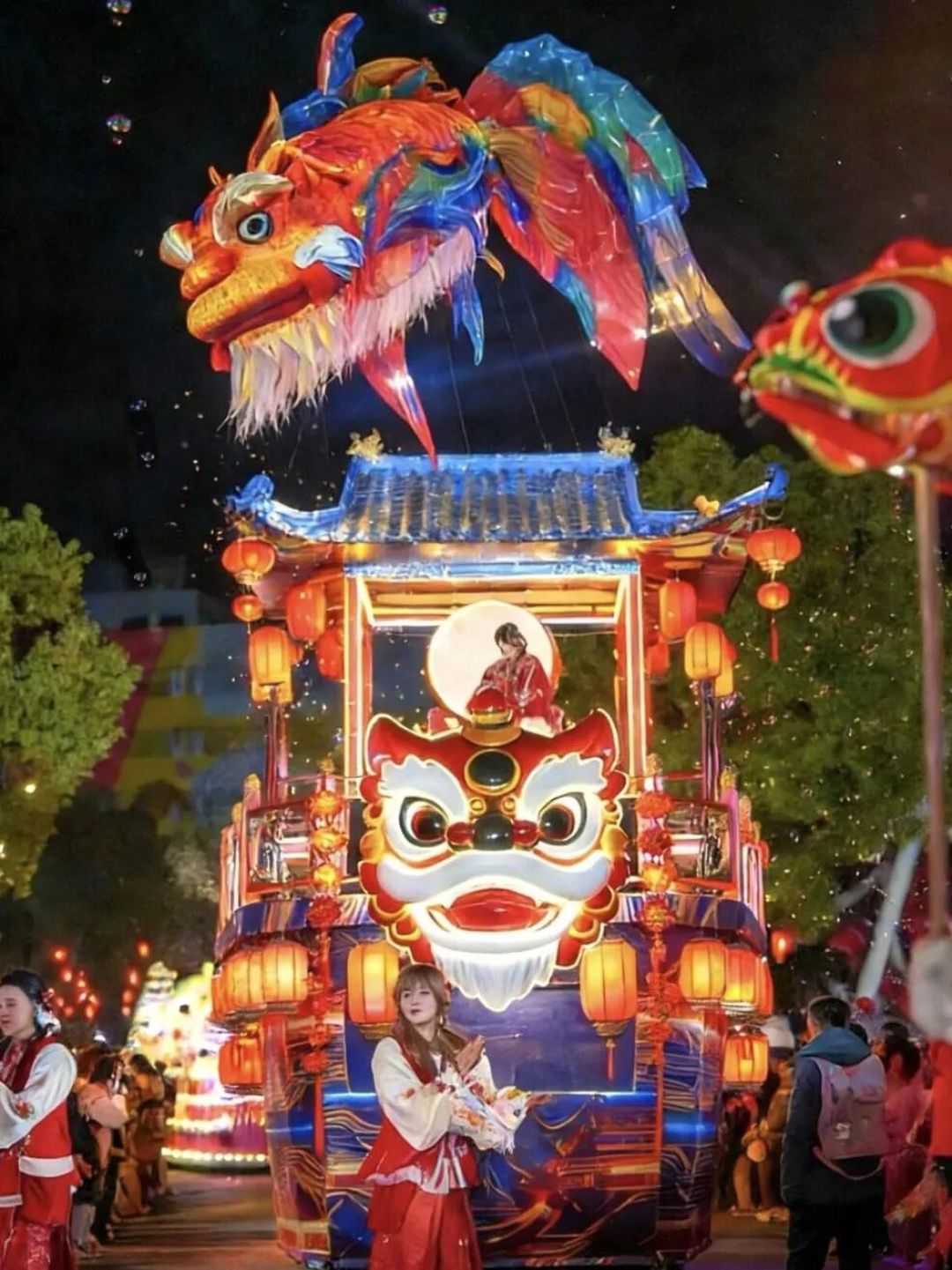 仪式感拉满!冷风中,武汉街头排起200米长队,自带小板凳,一等3小时