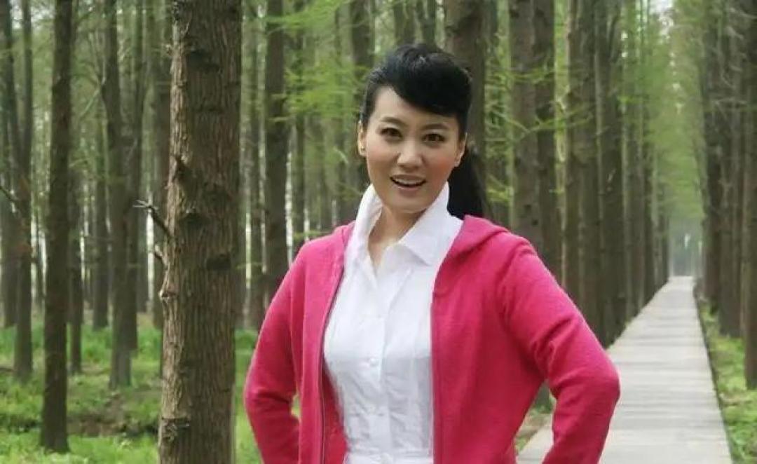 12次登春晚,6次献唱奥运,31岁嫁院士邓中翰的谭晶,如今咋样?