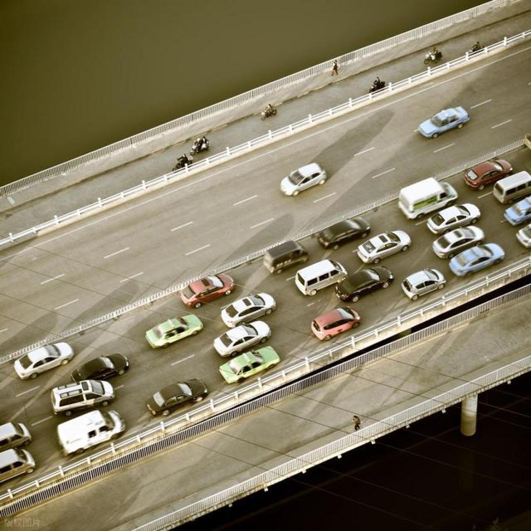 一次高速堵车，戳穿了3700万新能源车主“谎言”，差距一目了然