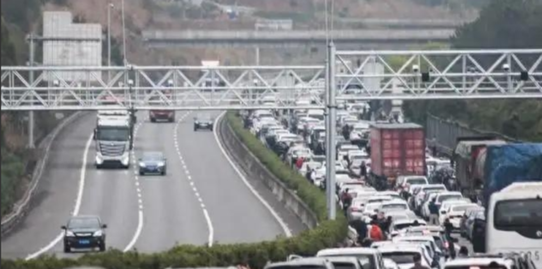 一次高速堵车，戳穿了3700万新能源车主“谎言”，差距一目了然