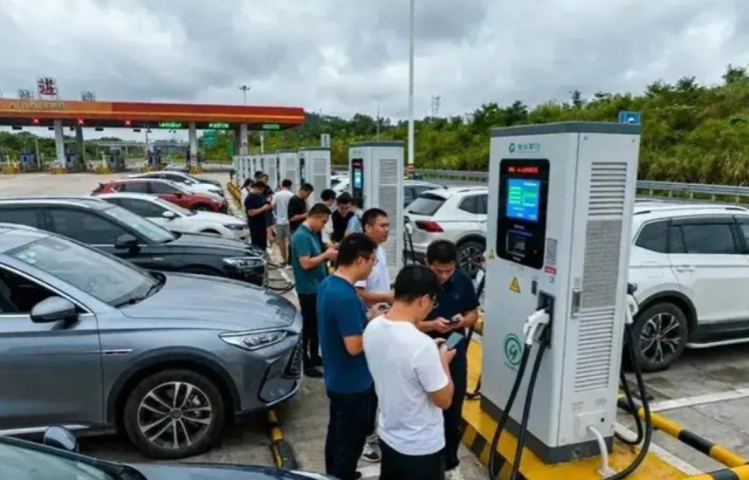 一次高速堵车，戳穿了3700万新能源车主“谎言”，差距一目了然