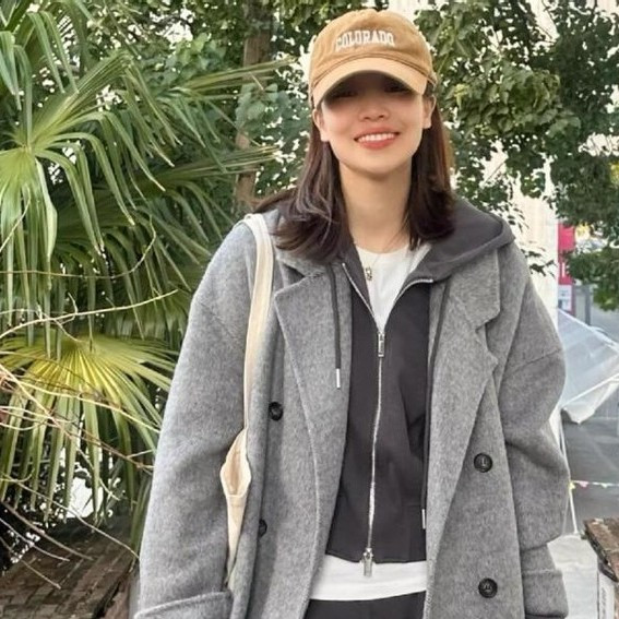 到了韩国发现：很多年轻人在穿“大衣+运动鞋”，高级时髦还好看