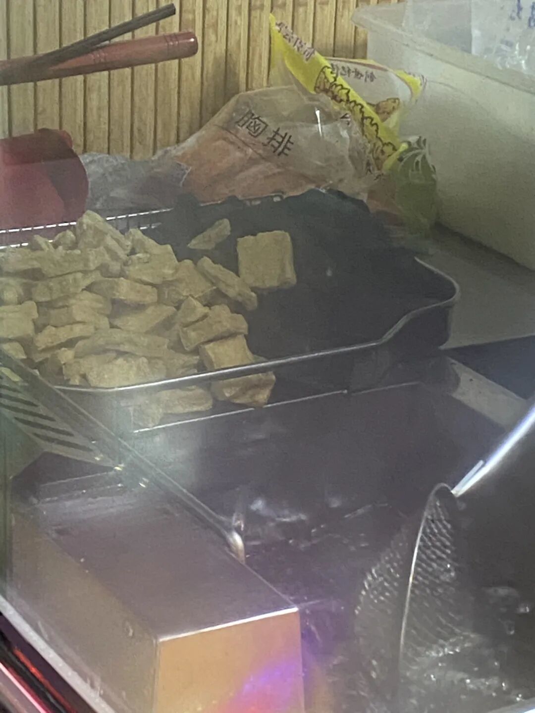 地铁旁的路边摊小屋，隐藏着哈尔滨独一份的“臭夹馍”