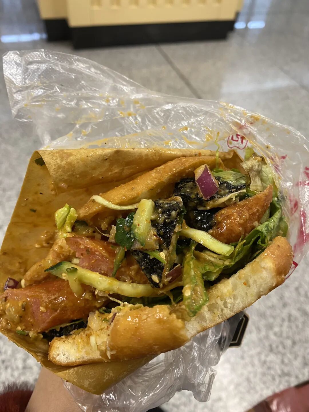 地铁旁的路边摊小屋，隐藏着哈尔滨独一份的“臭夹馍”
