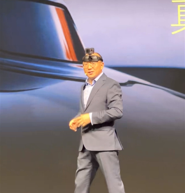 莲花CEO头戴相机讽刺车顶激光雷达 网友：升降摄像头手机咋没了呢