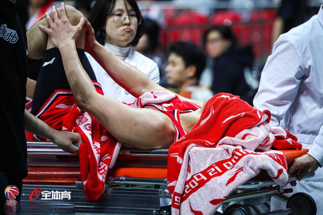 郭艾伦复出战重伤离场，确诊前交叉韧带断裂赛季报销