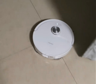 扫地机器人实现地板清洁梦想