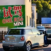 试驾仅三万公里的1.6自吸R56 MINI ONE，低功率N16自吸只有可怜的98匹马力，不过集合了当时宝马的VANOS和Vavletronic黑科技。低公里数高品质车况，尽可能还原当年新车的感觉。MINI的操控底子向来不差，有限的马力加上硬核的调教，实力不成问题，但一上手能不能适应和挖掘出来驾驶乐趣，得打个问号。#R56 #朱旭东的试车记录 #MINI #抖音汽车 #r56mini
