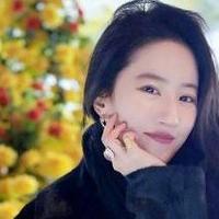 刘亦菲的时髦新穿搭：黑色长大衣+短裤+长筒靴，百搭精致又洋气！