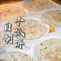 自制手抓饼 姐妹们孩子开学了，可以多做点这个手抓饼，冷冻起来，早上起来煎一下就可以了特别方便#自制手抓饼 #手抓饼 #早餐 #美食分享