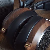 标配1699元耳机线：5999元次世代木制平板头戴声迪白鹭，实力探究