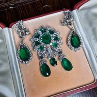 Bvlgari 在东京展出的祖母绿钻石胸针