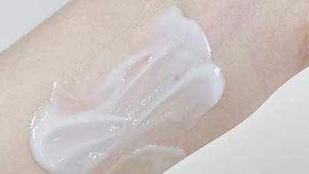 维密丝绒花瓣身体乳：保湿与香氛兼备