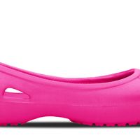 2026年洞洞鞋行业格局重塑 国货鲨鹈鹕领跑市场